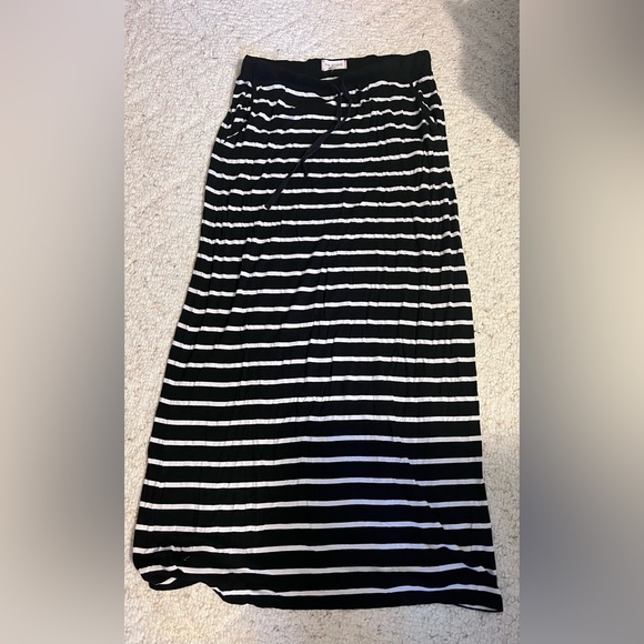 Max Studio Weekend long maxi style striped skirt. Size Medium. Has POCKETS - Picture 4 of 11